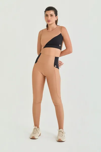 Top c/ Detalhe na Frente Avelã | FLOWING