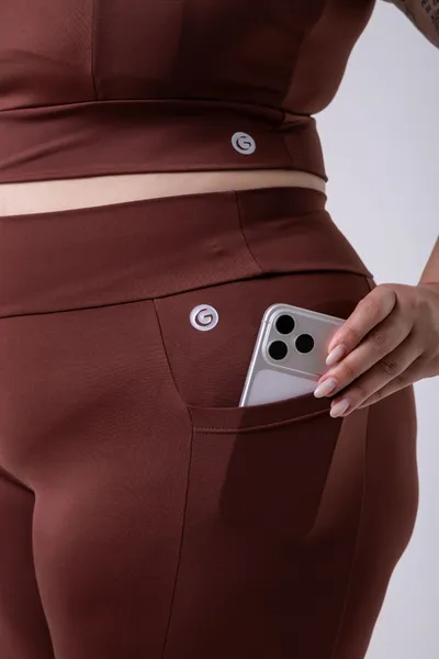 Calça Legging c/ Bolso Plus Marrom | LINHA PLUS