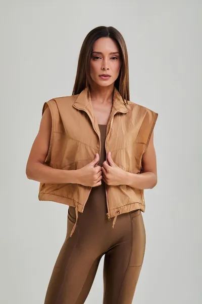 Colete Cropped Tactel c/ Detalhe Caramelo | ESCAPE