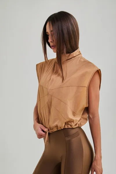 Colete Cropped Tactel c/ Detalhe Caramelo | ESCAPE